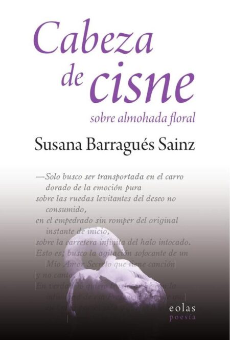 Cabeza de cisne sobre almohada floral