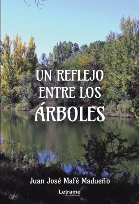 Un reflejo entre los árboles